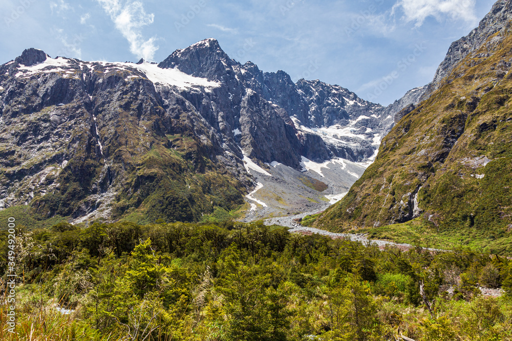 Φωτογραφία Deep valley with traces of a glacier close to the highway from Te Anau to Fiordland