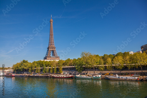 La tour Eiffel, la Seine et ses péniches.