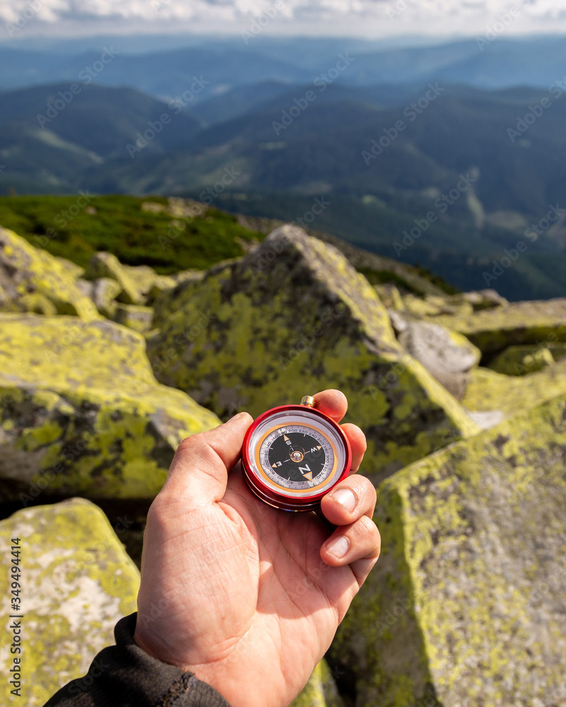 Ταπετσαρία Compass in the hands in the Carpathian mountains