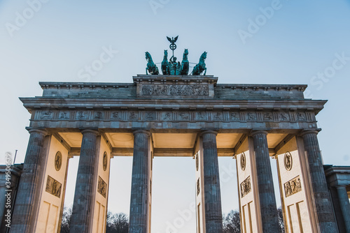 Puerta de Brandenburgo en un día soleado en Berlín