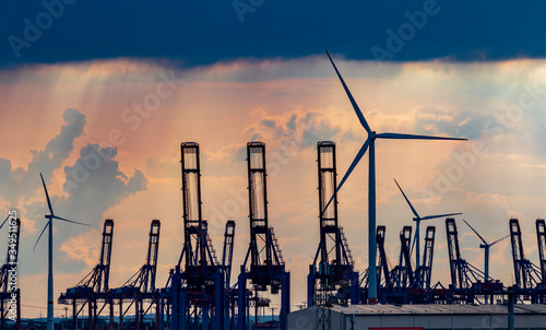 Hafenkräne und Windrad im Hamburger Hafen, Deutschland
