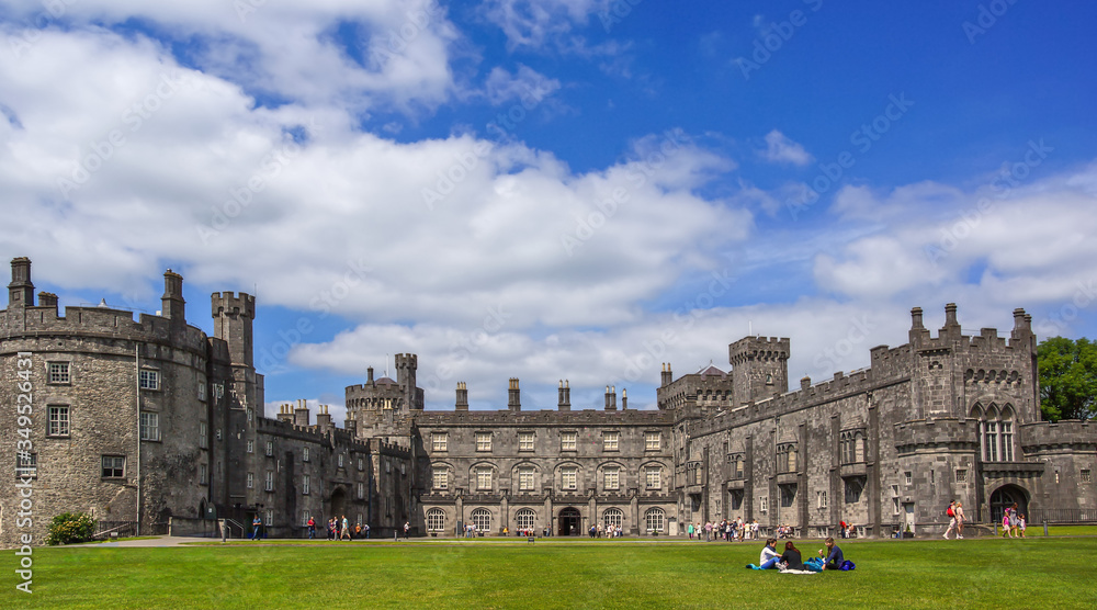 Kilkenny Castle im Sommer mit Touristen im Hintergrund