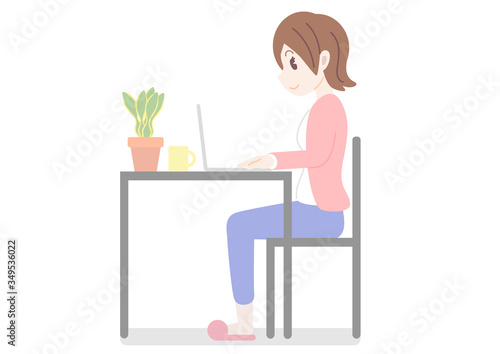 自宅で仕事をする横向きの女性