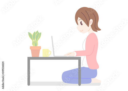 自宅で仕事をする横向きの女性2