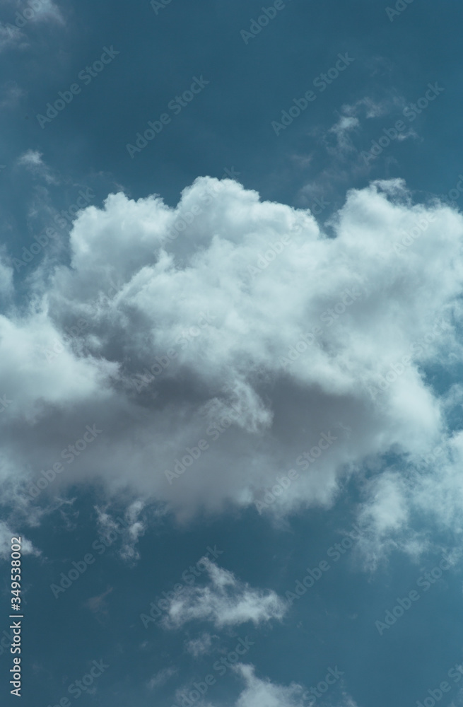 Obraz premium Fluffy clouds cover the summer blue sky