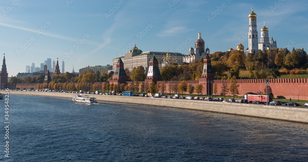 Obraz premium Sunny summer day moscow river bay kremlin Timelapse