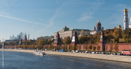 Sunny summer day moscow river bay kremlin Timelapse