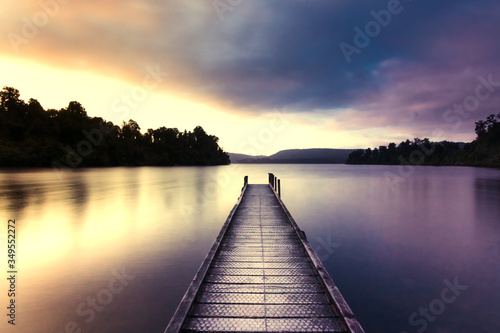 Fototapeta Naklejka Na Ścianę i Meble -  Steg zum Sonnenaufgang, einsamer See