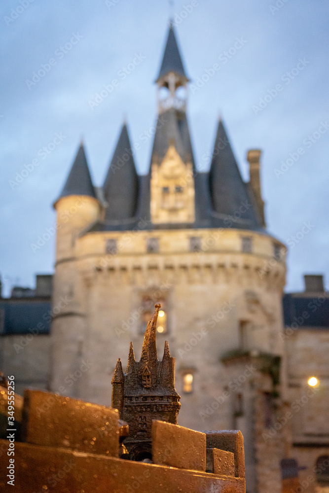 Fototapeta premium Porte Cailhau at night in Bordeaux, France
