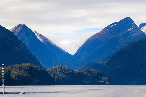 Doubtful Sound / Milford Sound in Neuseeland - Spiegelung perfekt photo