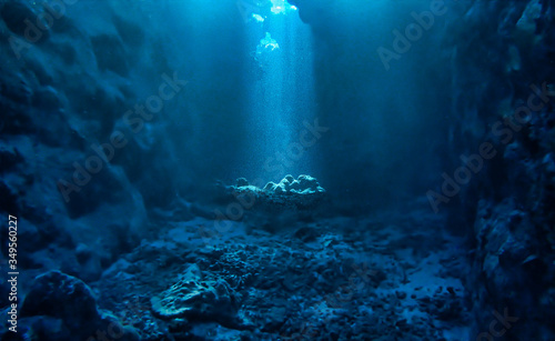 Fotografia Underwater photo of magic sunlight inside a cave