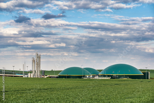 Fotografie Erzeugung von Bioenergie mit einer Biomethananlage unter abendlichen Himmel