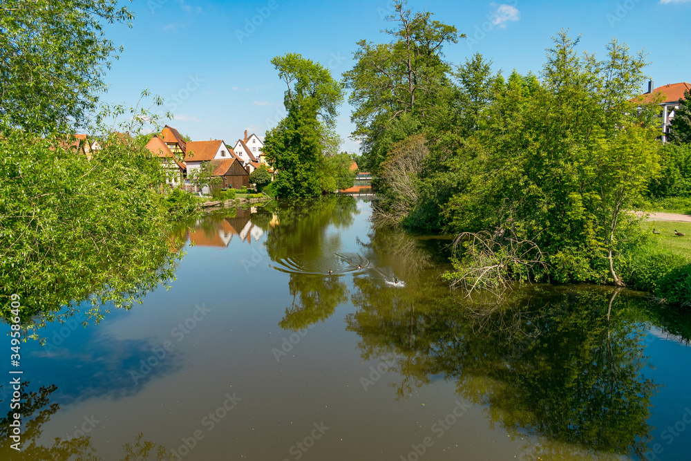 Blick auf die Wörnitz und Häuser von Dinkelsbühl (Bayern, Deutschland) im Sommer Blick auf die Wörnitz und Häuser von Dinkelsbühl (Bayern, Deutschland) im Sommer