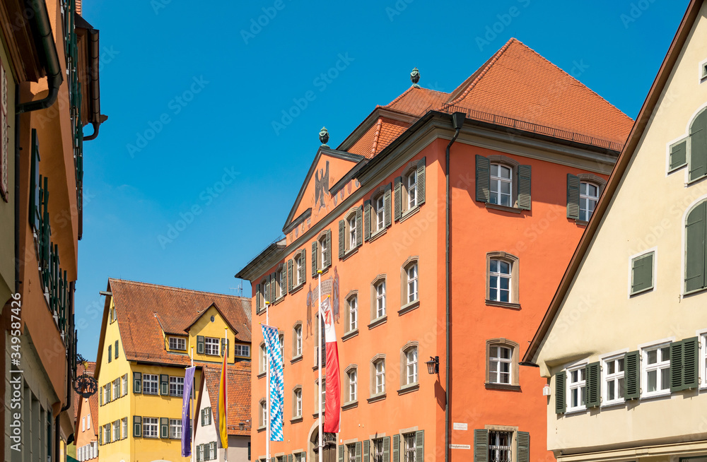 Das Rathaus von Dinkelsbühl in Mittelfranken (Bayern/Deutschland). Die Stadt ist weltweit bekannt für ihre mittelalterliche Altstadt. Jedes Jahr besuchen zahlreiche Touristen Dinkelsbühl.
