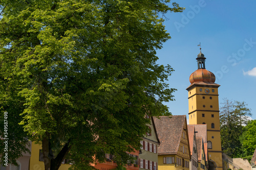 Fränkische Häuser in Dinkelsbühl mit dem Segringer Tor