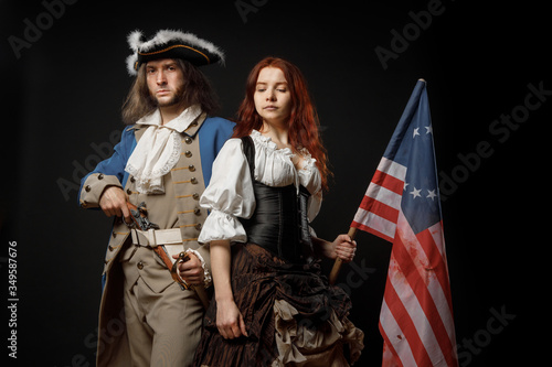 Foto Man in form of officer of United States War of Independence and girl in historical dress of 18th century