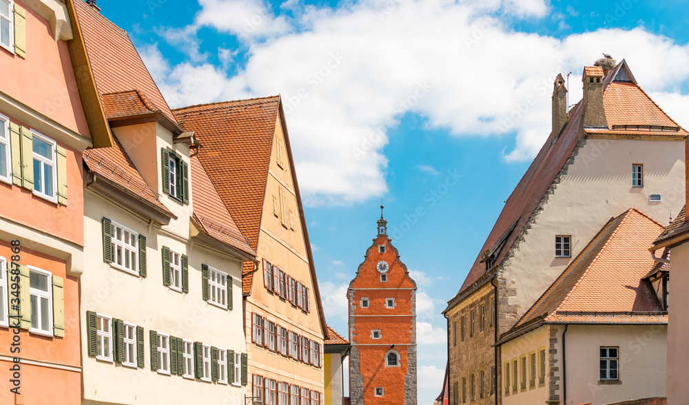 Dinkelsbühl ist eine Stadt in Mittelfranken (Bayern). Die historische Altstadt ist berühmt für ihre bunten fränkischen Häuser. Dinkelsbuehl ist Teil der romantischen Straße.