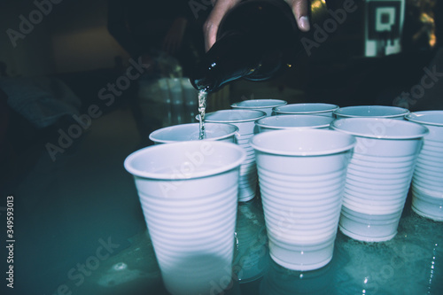 Vasos de fiesta y alcohol