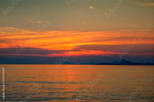 tramonto rosso sul mare con isola in croazia