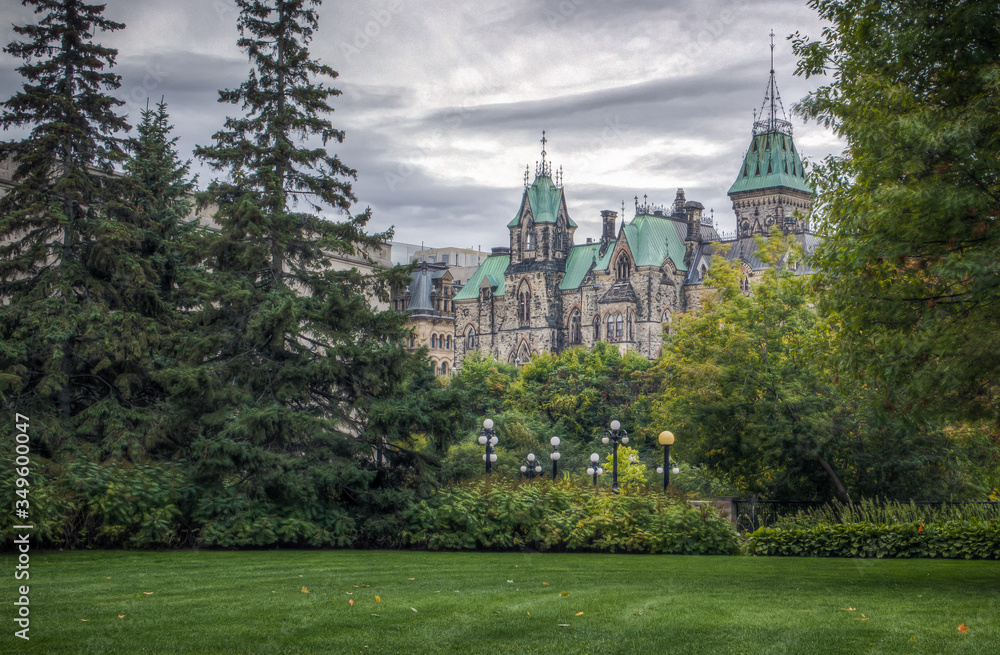 Obraz premium Parliament Hill in Ottawa with Parliamentary and Departmental Buildings