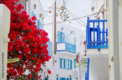 Quadro em tela Picturesque scenic narrow streets with traditional whitewashed houses with blue