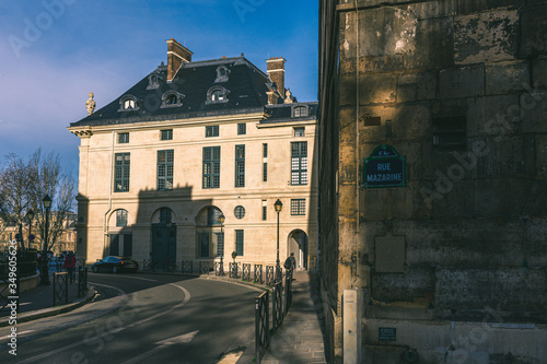 Fototapeta Naklejka Na Ścianę i Meble -  classic streets of the old city of paris