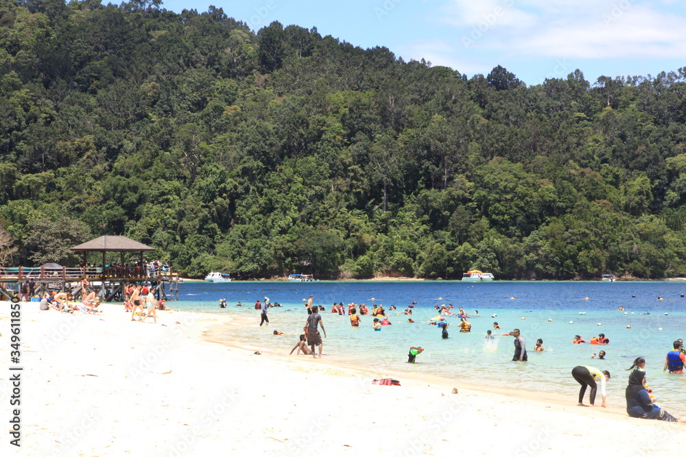 Fototapeta premium tropical beach with palm trees in Sabah 