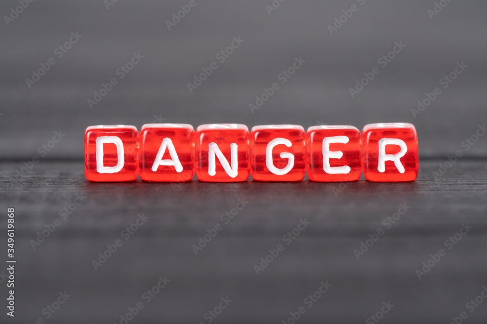 Obraz premium Danger word on red blocks. Concept of caution, safety.