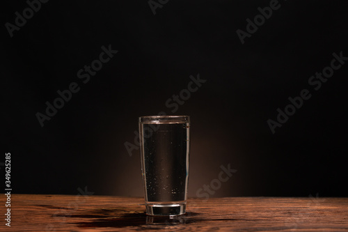 Obraz na płótnie glass of pure water on dark background w salonie