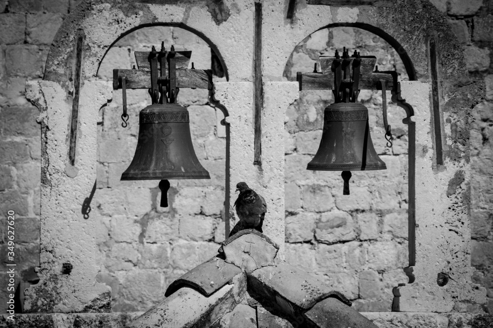 Obraz premium Bells with pidgeon