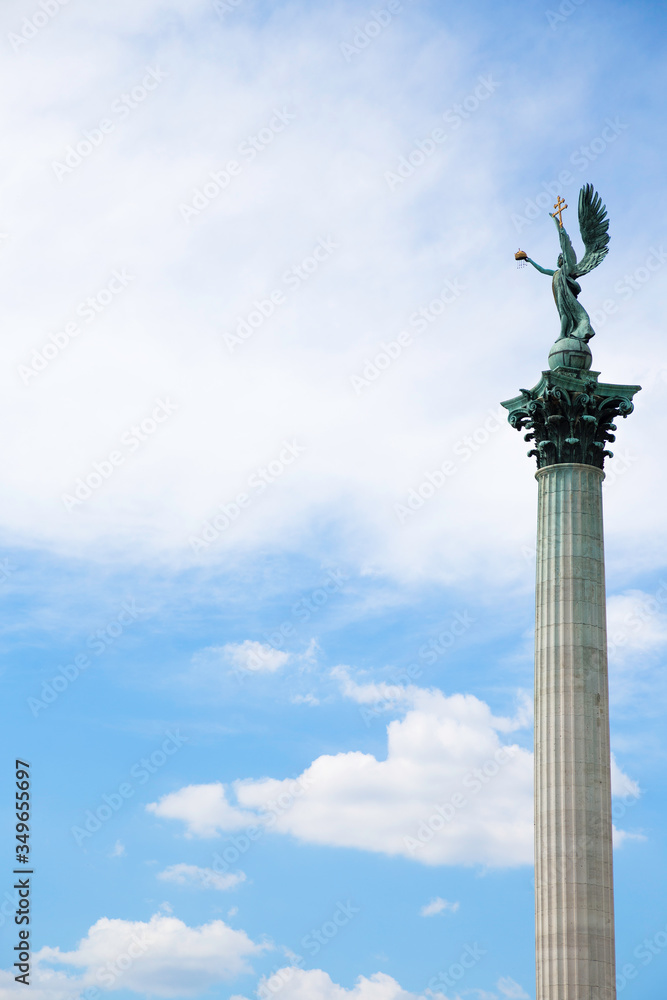 Estatua de la Plaza de los Héroes (Budapest)