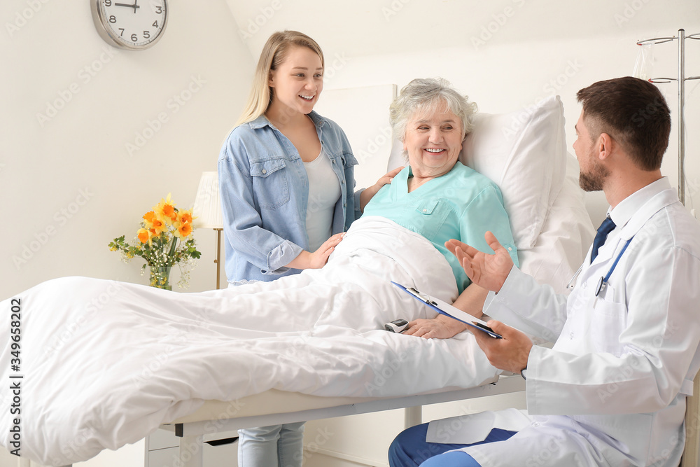 Obraz premium Young woman visiting her grandmother in hospital