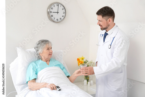 Male doctor working with el...