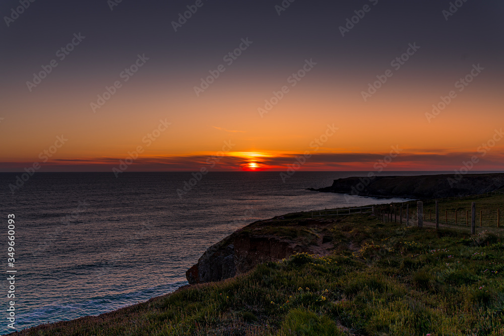 Fototapeta premium Sunset on the coast at Bedruthan, Cornwall