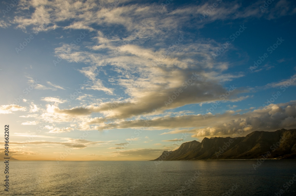 Obraz premium coloful clouds over mountains south africa