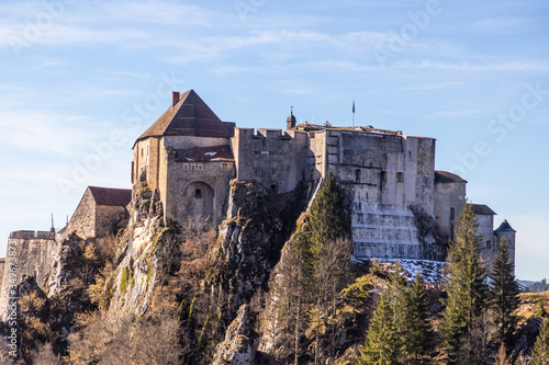 Panorama sur le château de Joux, dominant La Cluse-et-Mijoux dans le Haut-Doubs, depuis le fort Malher du Larmont photo