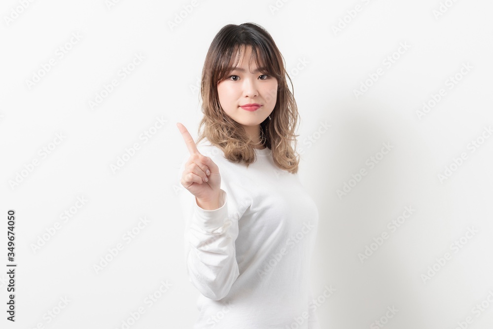 ビジネスのポイントを指し示す若い女性 ビジネスのポイントを指し示す若い女性