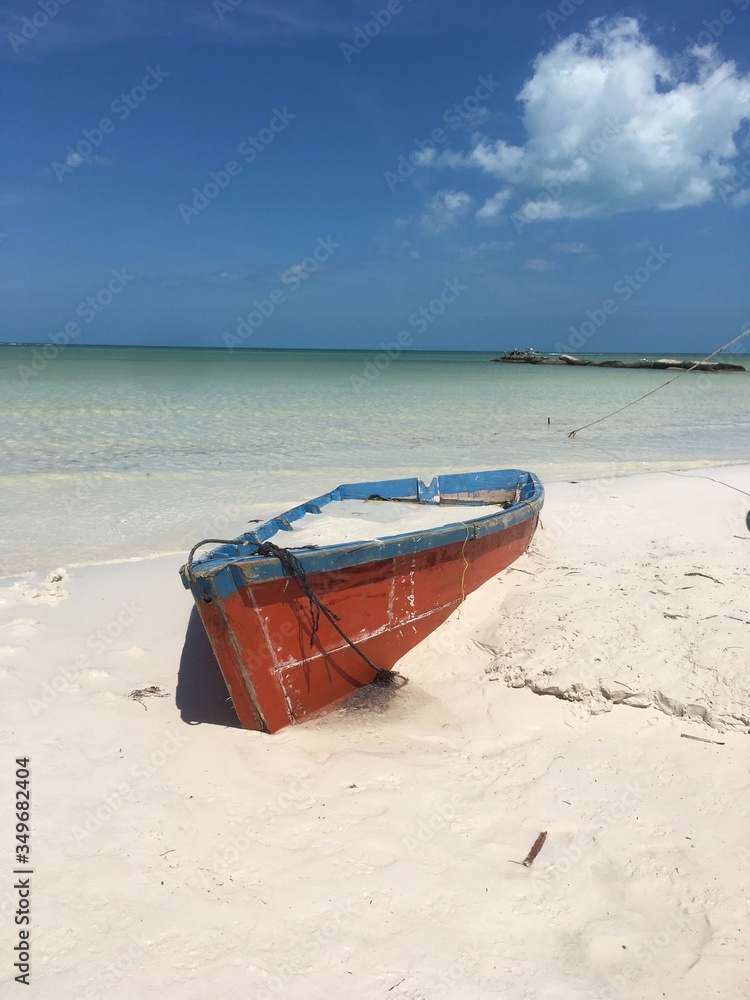 Gestrandetes rotes Runderboot Holbox Mexiko Gestrandetes rotes Runderboot Holbox Mexiko