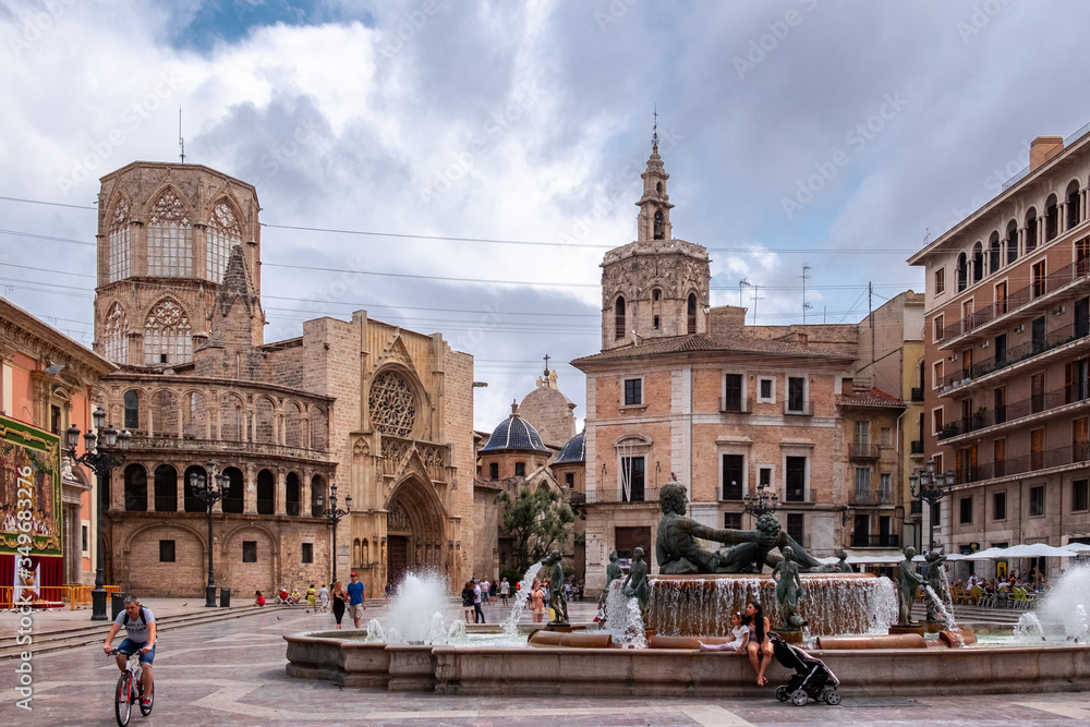 Turia Fountain, in the background the Valencia Cathedral