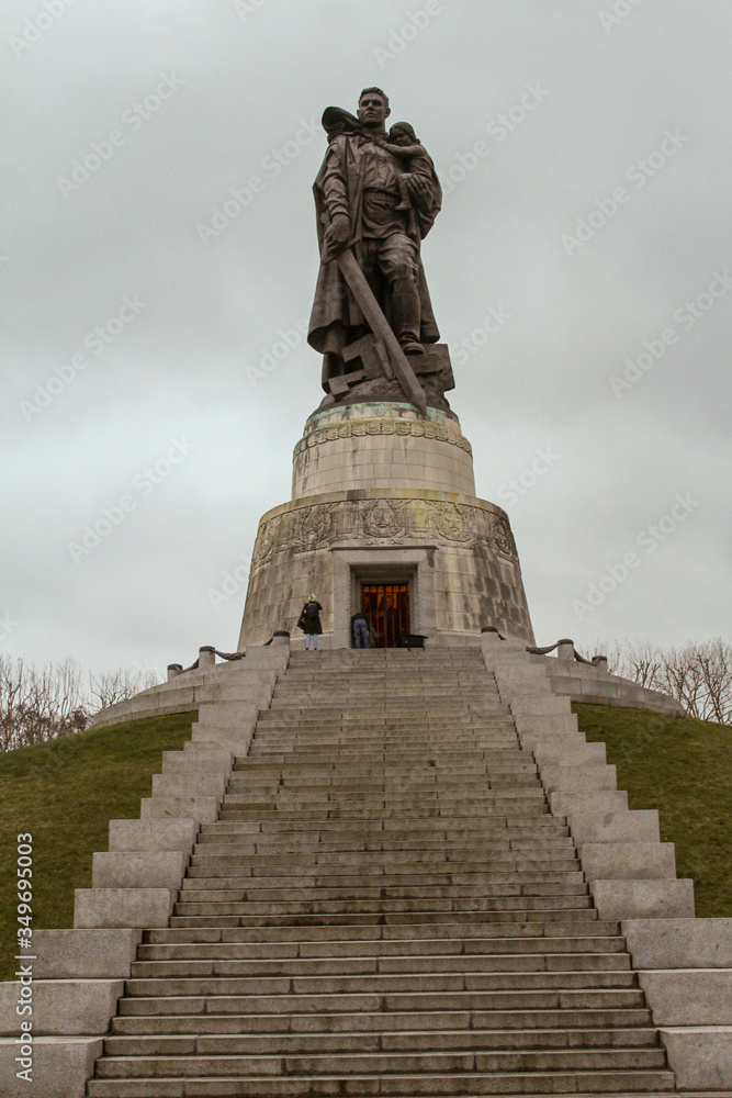 Obraz premium monument to the soviet soldiers