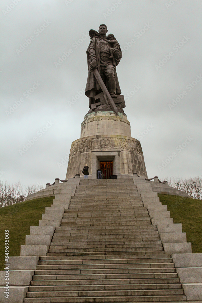 monument to the soviet soldiers