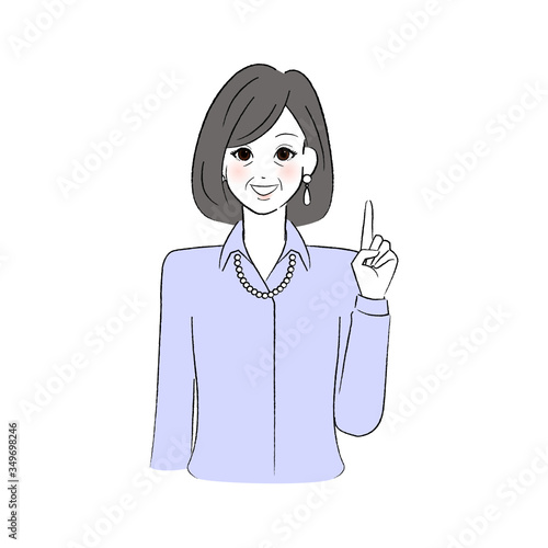 笑顔で指をさすシニア女性
