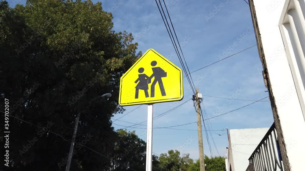 anuncio de paso de estudiantes