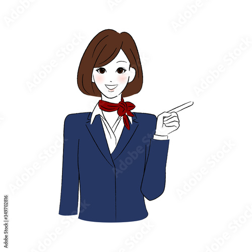 笑顔で指をさす制服を着た女性