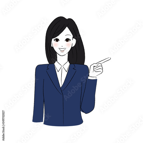 笑顔で指をさす制服を着た女性