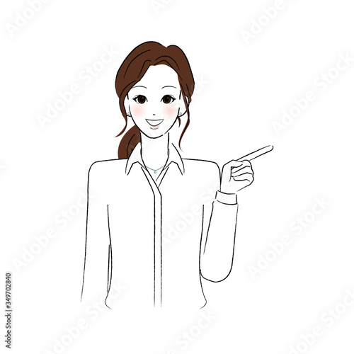 笑顔で指をさすシャツを着た女性