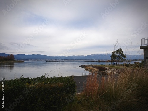 曇り空の琵琶湖の風景
