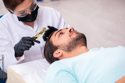 Billede på lærred Young man visiting female beautician in hair transplantation con