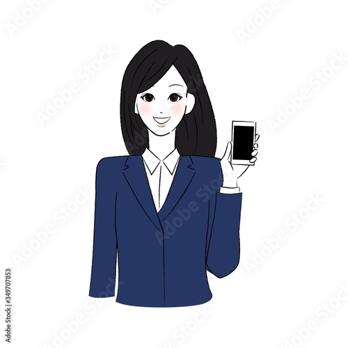 笑顔でスマホを見せる制服を着た女性