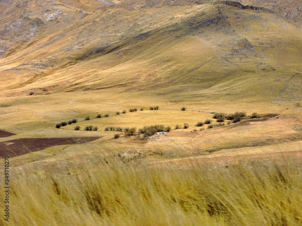 Fototapeta premium RANCHO SOBRE MONTAÑAS